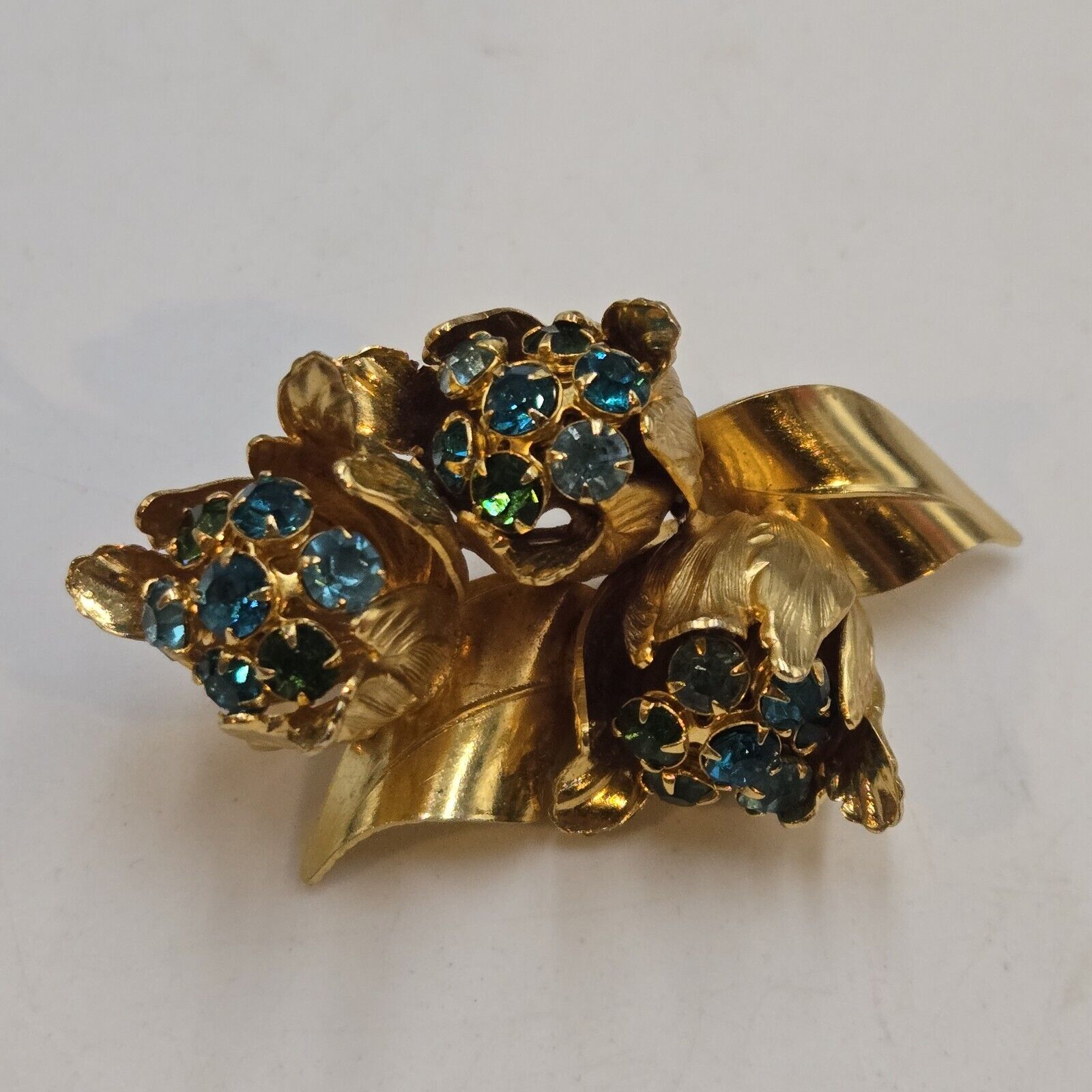 Vintage Weiss Blue Teal Glass Rhinestones Flower Cluster Gold Tone Bling Brooch